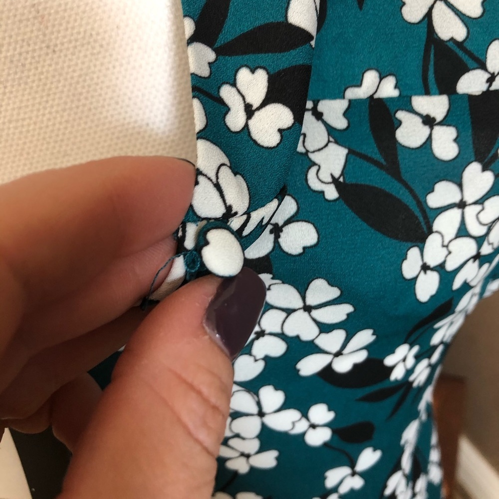 NWT Who What Wear Sleeveless Blouse Turquoise White Floral Mock Neck Size XS - Picture 10 of 14